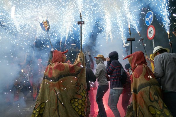 Comment créer un podcast explorant les traditions folkloriques des différentes régions françaises?