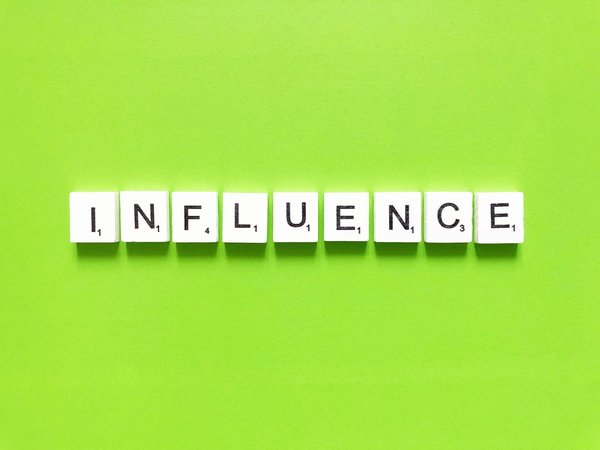 Comment les œuvres d'art itinérantes influencent-elles les perceptions culturelles locales ?